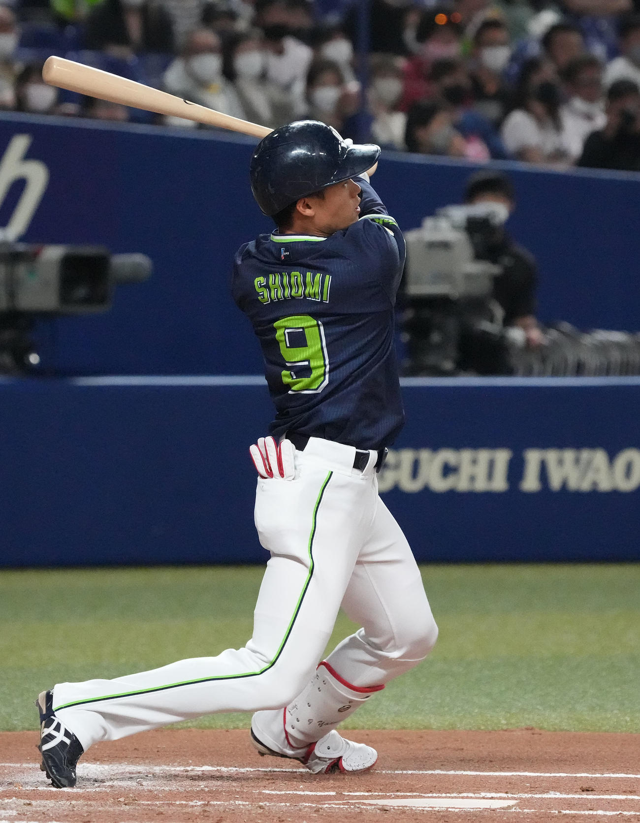 中日対ヤクルト　1回表ヤクルト2死一、二塁、左中間へ2点適時二塁打を放つ塩見（撮影・森本幸一）