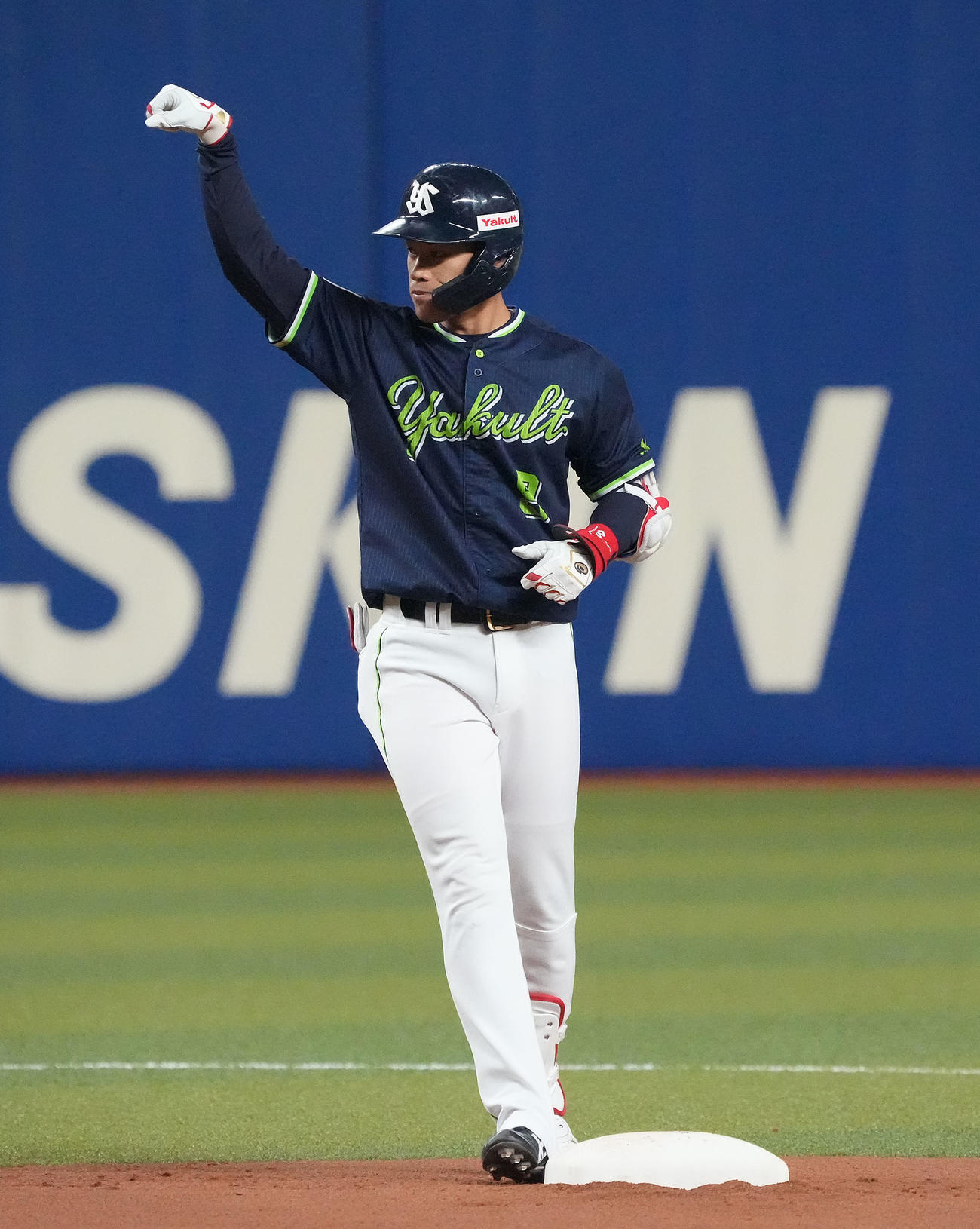 中日対ヤクルト　1回表ヤクルト2死一、二塁、2点適時二塁打を放った塩見（撮影・森本幸一）
