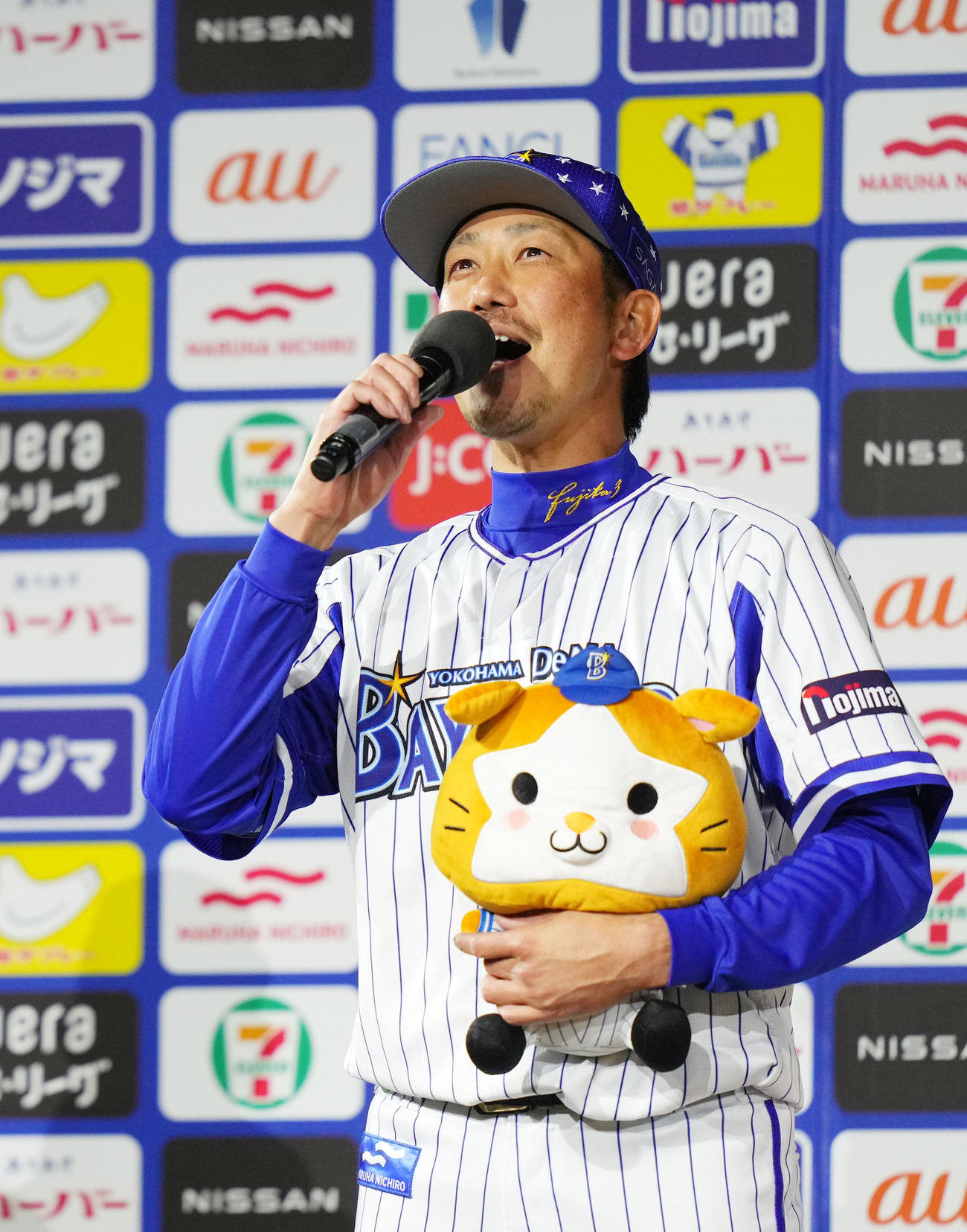 DeNA対阪神　お立ち台でファンにあいさつするDeNA藤田（撮影・横山健太）