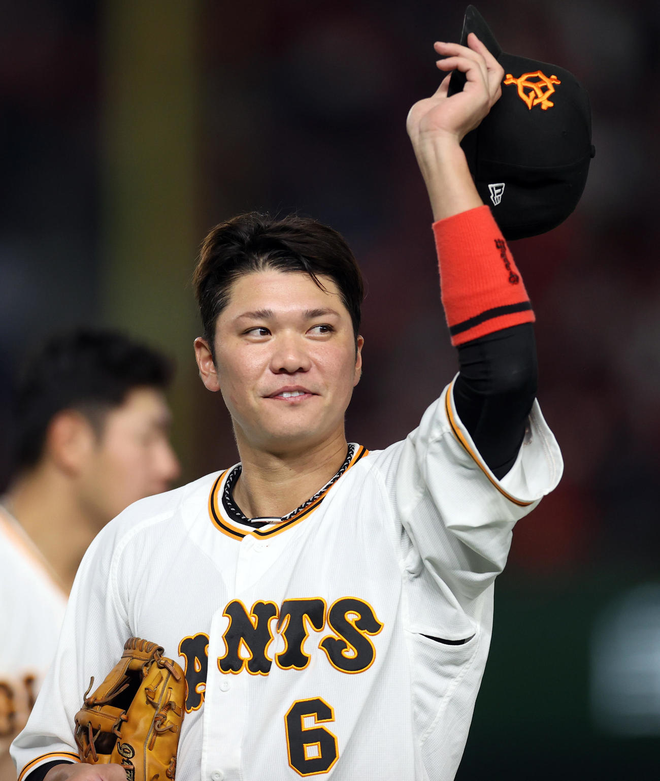 巨人対広島　試合後、ファンにあいさつする巨人坂本（撮影・狩俣裕三）