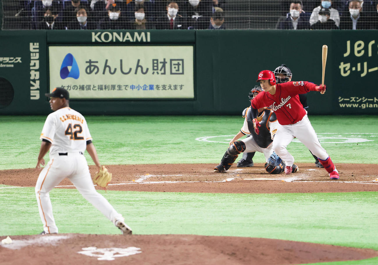 巨人対広島　6回表広島2死三塁、右前適時打を放つ堂林。投手メルセデス（撮影・足立雅史）