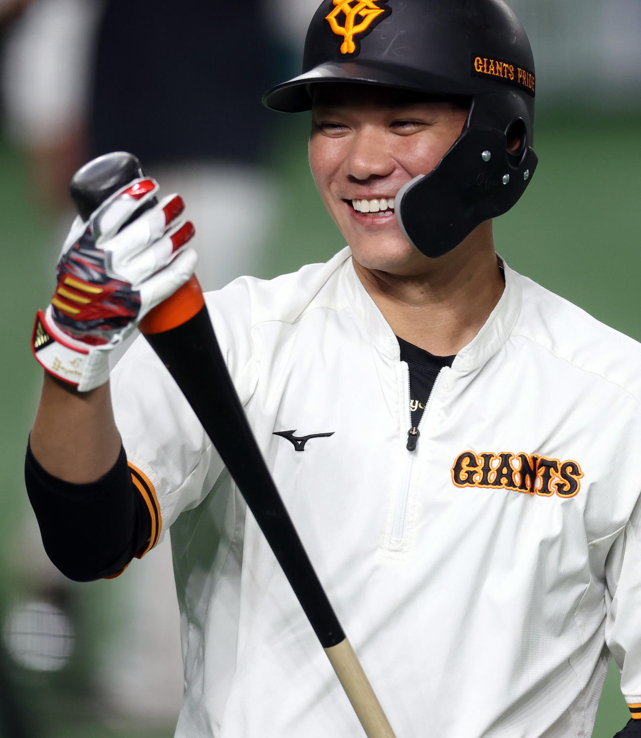 巨人対広島　試合前、笑顔を見せる巨人坂本（撮影・狩俣裕三）