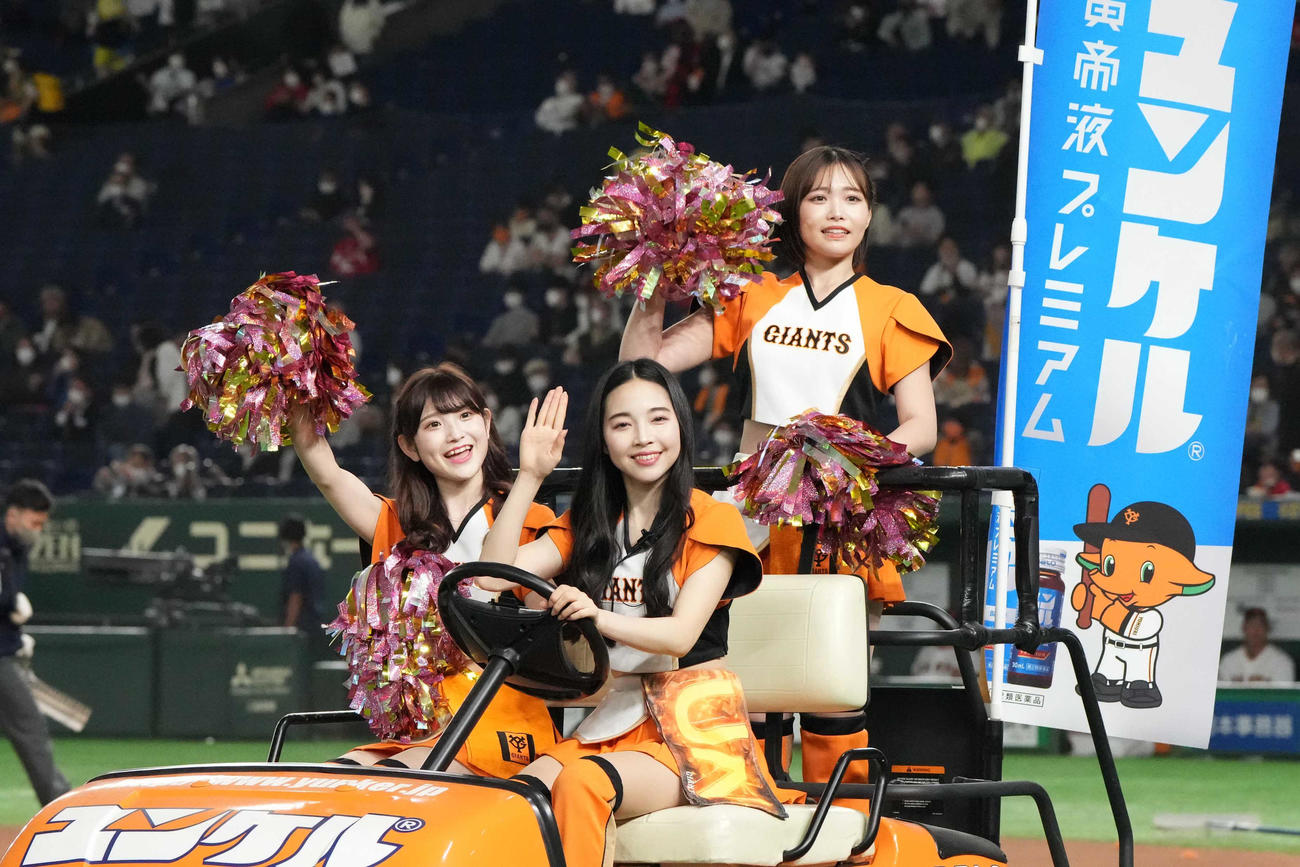 巨人対広島　試合前にスタンドに向かって手を振る巨人軍公式マスコットのヴィーナス（撮影・小沢裕）
