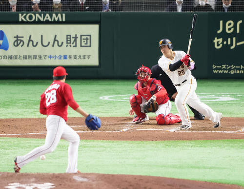 巨人対広島　6回裏巨人2死二、三塁、岡本和は中前2点適時打を放つ。投手床田（撮影・足立雅史）