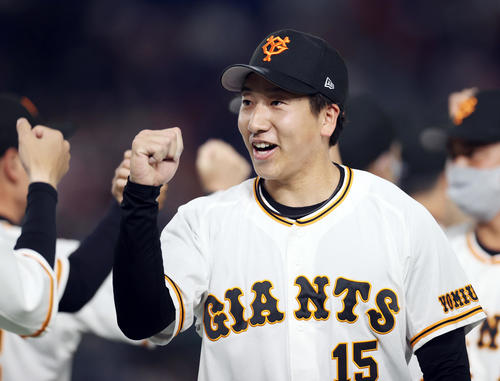 巨人対広島　11セーブ目を挙げ、チームメートと勝利を喜び合う巨人大勢（撮影・狩俣裕三）