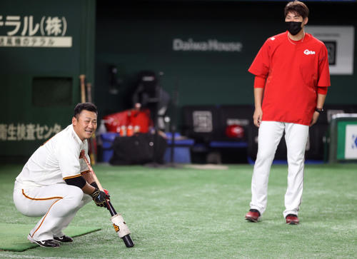 巨人対広島　試合前、広島九里（右）と談笑する巨人中田（撮影・狩俣裕三）