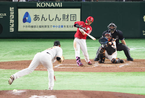 巨人対広島　5回表広島2死二塁、西川は右越え2点本塁打を放つ。投手メルセデス（撮影・足立雅史）