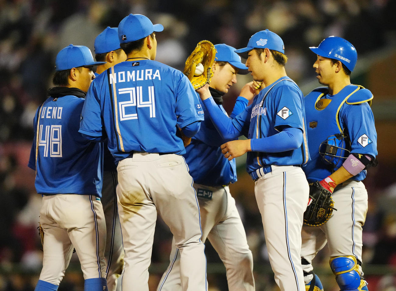 楽天対日本ハム　完封勝利を挙げ、日本ハムの選手たちとタッチを交わす加藤（右から2人目）（撮影・江口和貴）
