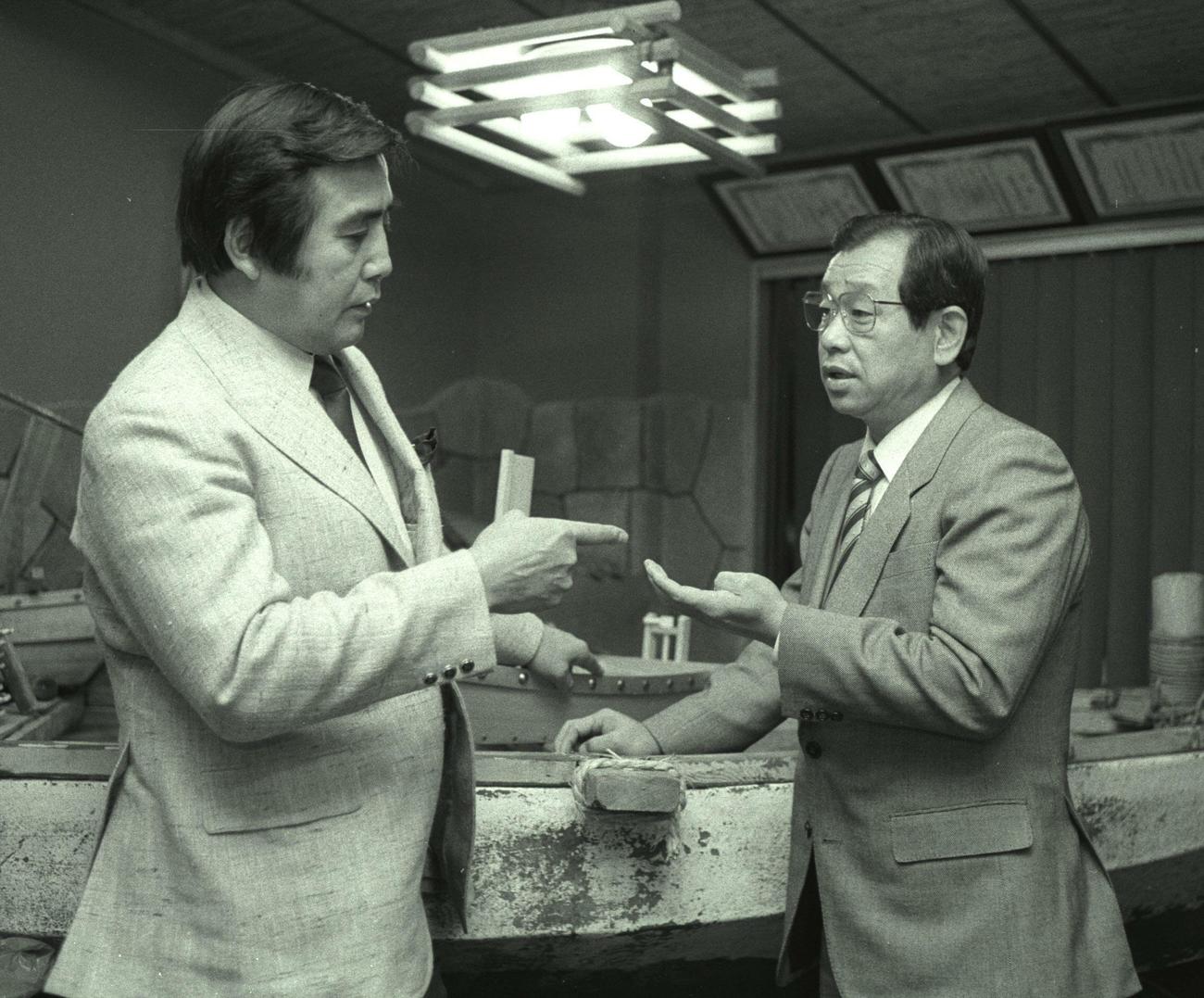 84年、吉田義男氏（右）はともに次期監督候補に名前が挙がった村山実氏と語り合う