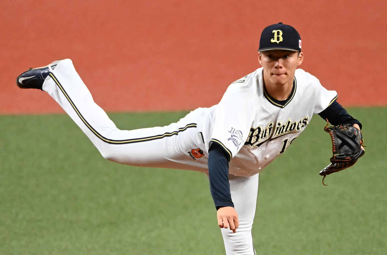 オリックス対ソフトバンク　力投するオリックス先発の山本（撮影・前岡正明）