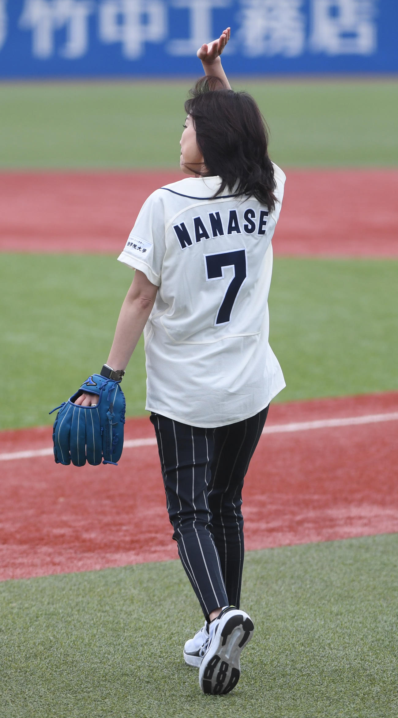 日大対国学院大の試合前に、背番号「7」で始球式を務めた相川七瀬（撮影・柴田隆二）