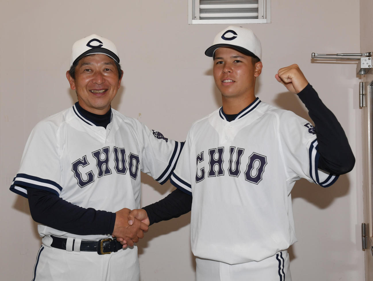 中大対亜大　初勝利を挙げた中大・三奈木（右）は清水監督から祝福される（撮影・柴田隆二）