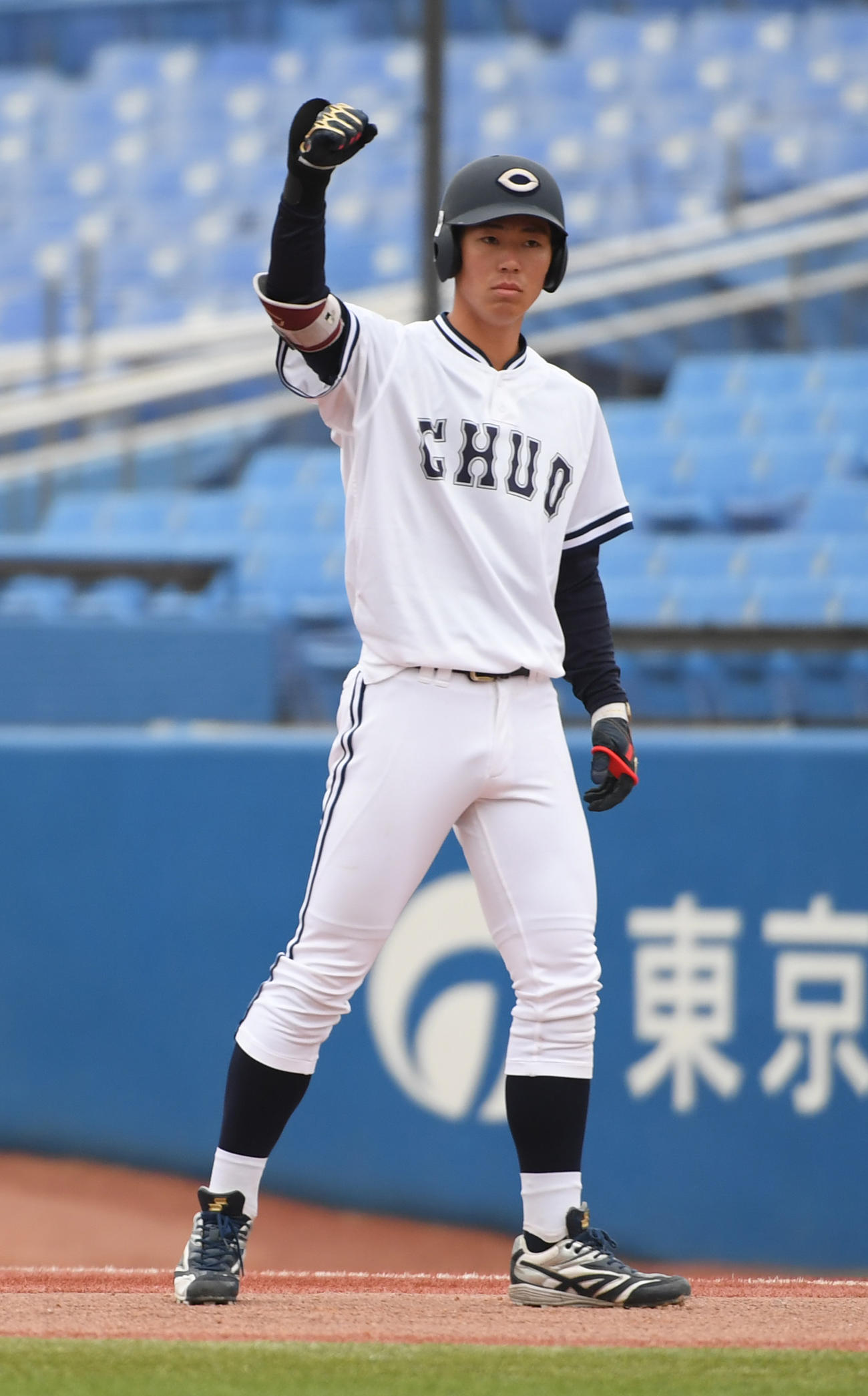 中大対亜大　1回表中大1死二、三塁、皆川は左前に適時打を放ちガッツポーズする（撮影・柴田隆二）