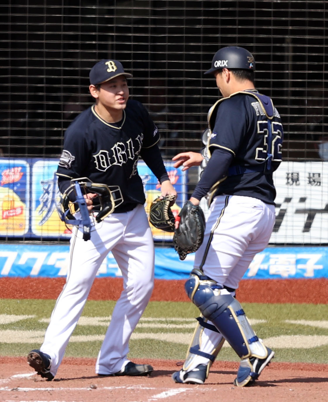 ロッテ対オリックス　1回裏を終え、福永（右）のマスクを手渡すオリックス先発の宮城（撮影・狩俣裕三）