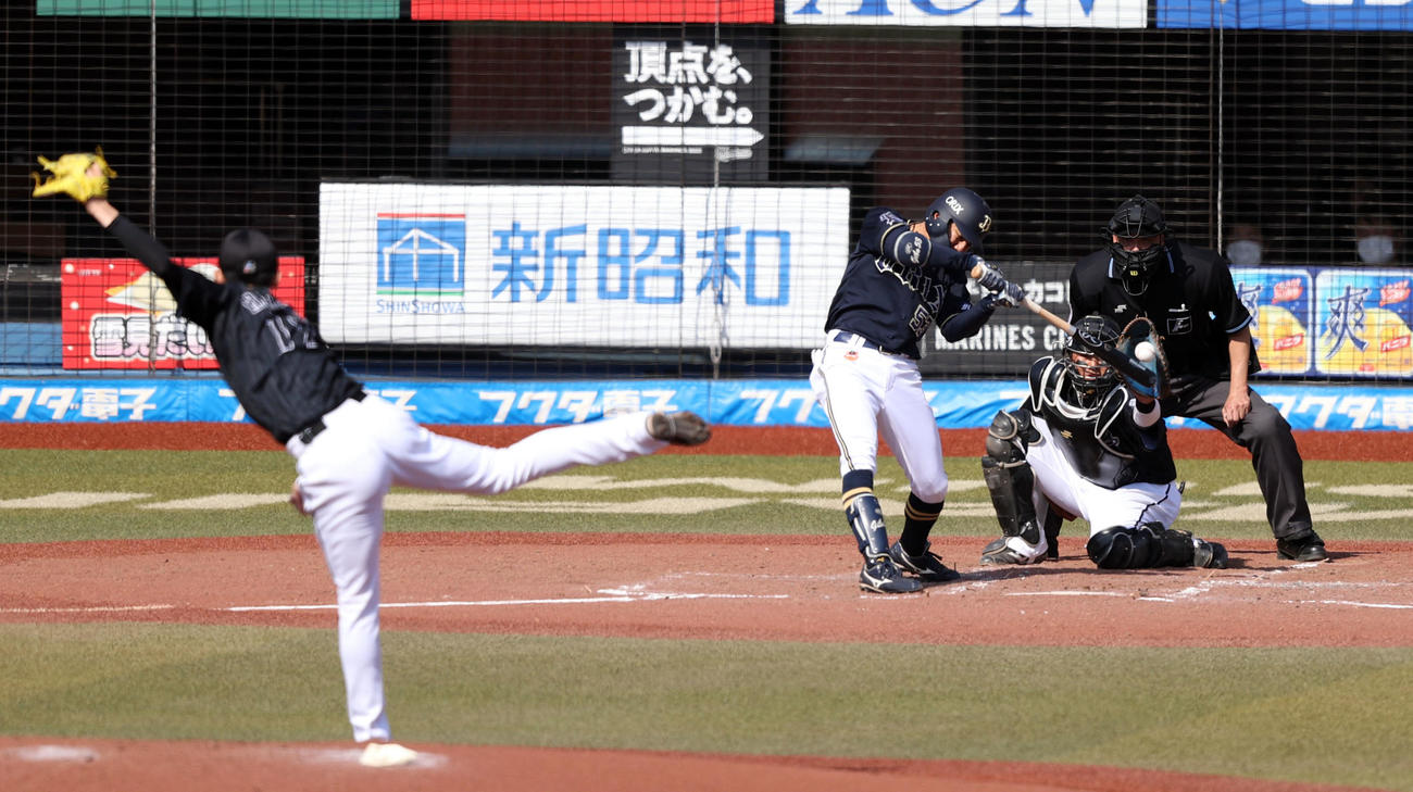 ロッテ対オリックス　3回表オリックス2死、空振り三振に倒れる宜保。投手佐々木朗（撮影・狩俣裕三）