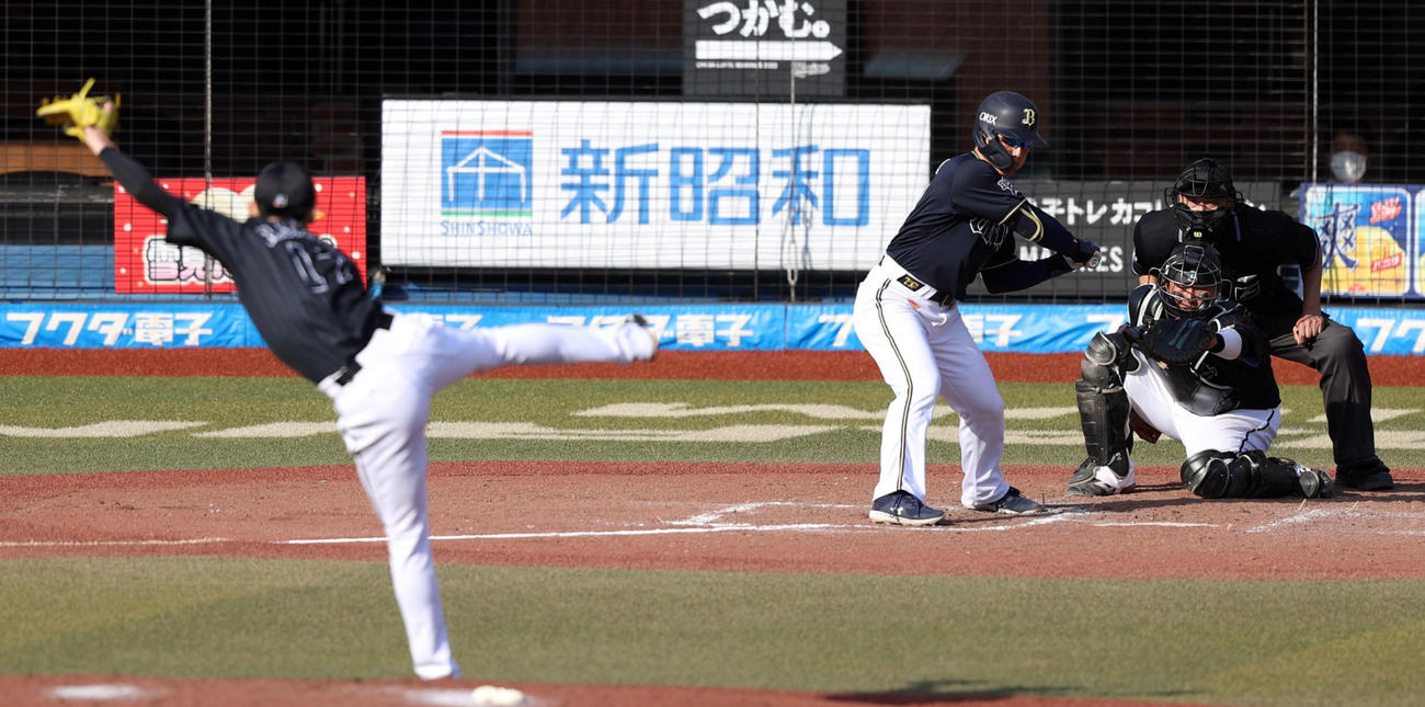 ロッテ対オリックス　7回表オリックス2死、見逃し三振に倒れるオリックス吉田正。投手佐々木朗（撮影・狩俣裕三）