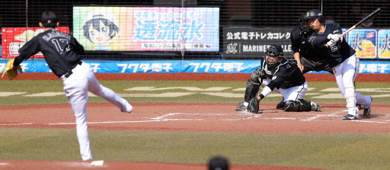 ロッテ対オリックス　2回表オリックス2死、空振り三振に倒れる西村。投手佐々木朗（撮影・狩俣裕三）