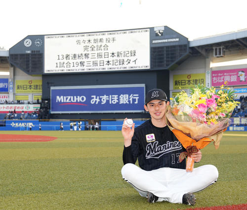 完全試合を達成し笑顔を見せるロッテ佐々木朗希(撮影・横山健太)