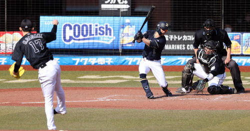 ロッテ対オリックス 5回表オリックス1死、空振り三振に倒れる福田。投手佐々木朗(撮影・狩俣裕三)