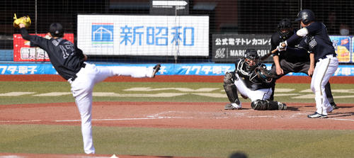 ロッテ対オリックス 5回表オリックス2死、見逃し三振に倒れる西村。投手佐々木朗(撮影・狩俣裕三)