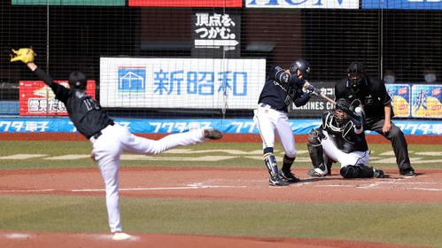 ロッテ対オリックス 3回表オリックス2死、空振り三振に倒れる宜保。投手佐々木朗(撮影・狩俣裕三)