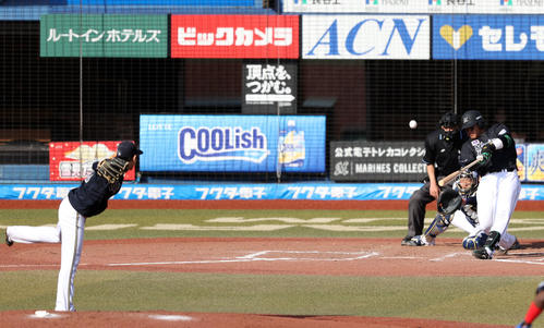 ロッテ対オリックス 6回裏ロッテ2死満塁、3点適時二塁打を放つロッテ松川。投手宮城(撮影・狩俣裕三)