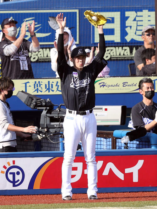 ロッテ対オリックス 6回裏ロッテ2死満塁、松川が3点適時二塁打を放ち、バンザイで喜ぶロッテ先発の佐々木朗(撮影・狩俣裕三)
