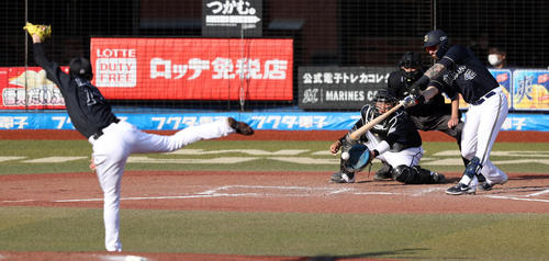 ロッテ対オリックス 8回表オリックス無死、空振り三振に倒れるオリックスラベロ。投手佐々木朗(撮影・狩俣裕三)