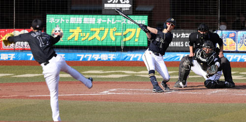 ロッテ対オリックス 8回表オリックス1死、空振り三振に倒れるオリックス福田。投手佐々木朗(撮影・狩俣裕三)