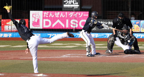 ロッテ対オリックス 8回表オリックス2死、空振り三振に倒れるオリックス渡部。投手佐々木朗(撮影・狩俣裕三)