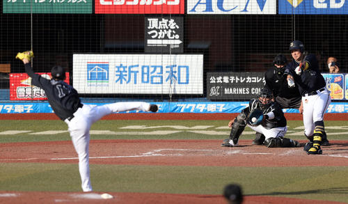 ロッテ対オリックス 9回表オリックス2死、空振り三振に倒れるオリックス杉本。投手佐々木朗(撮影・狩俣裕三)