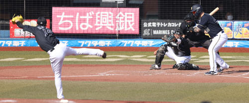 ロッテ対オリックス 5回表オリックス無死、見逃し三振に倒れるラベロ。投手佐々木朗(撮影・狩俣裕三)