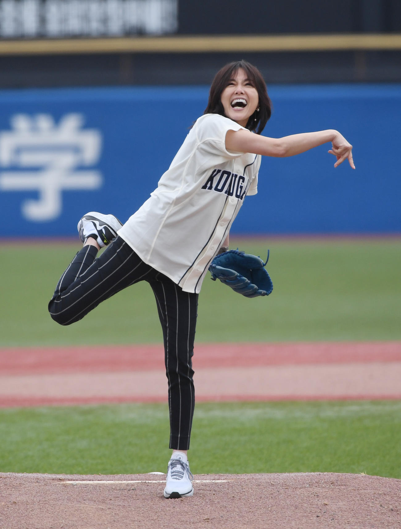 日大対国学院大の試合前に、始球式を務めた相川七瀬（撮影・柴田隆二）