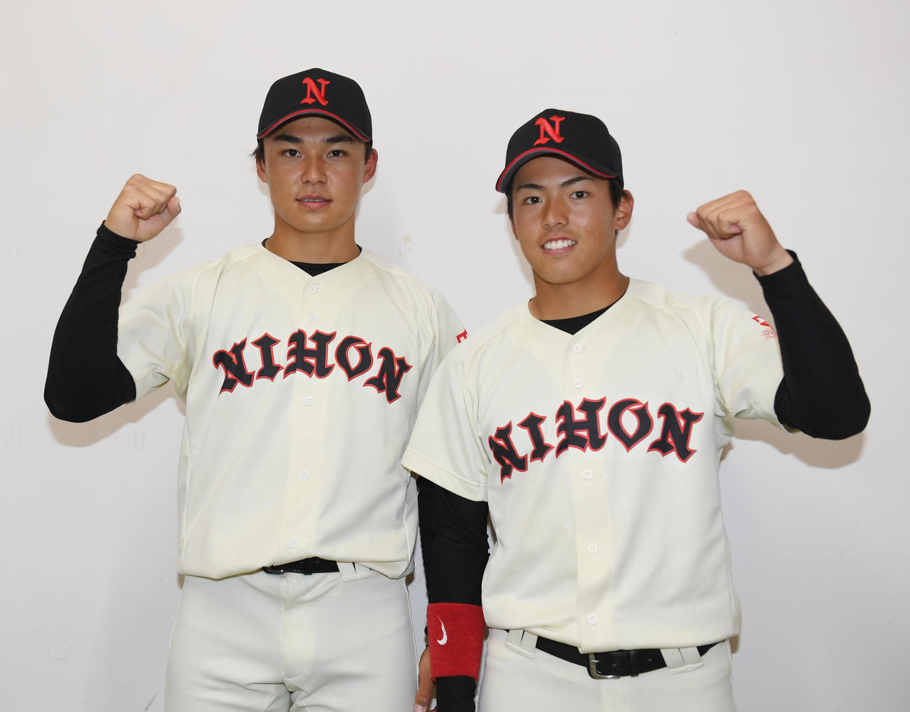 日大対国学院大　完投勝利した日大・岸川（左）と3安打の活躍した山内翔はガッツポーズする（撮影・柴田隆二）