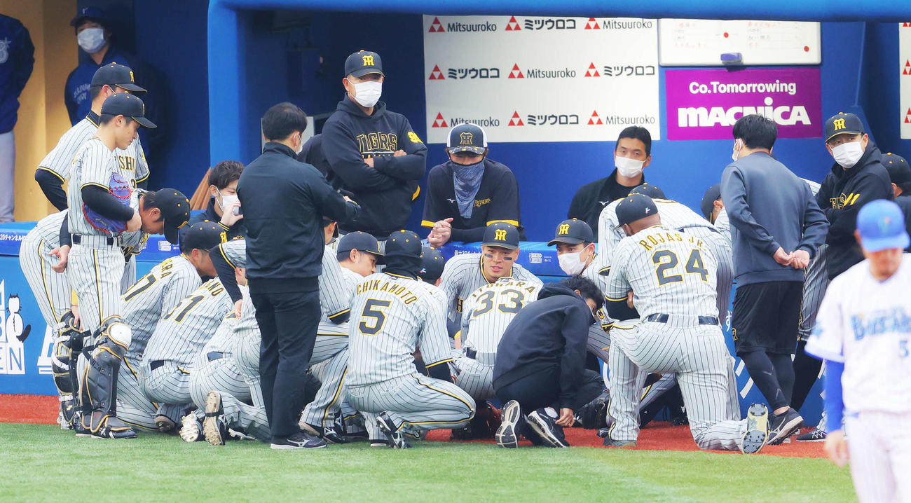 DeNA対阪神　試合前円陣を組む阪神の選手たち（撮影・河田真司）