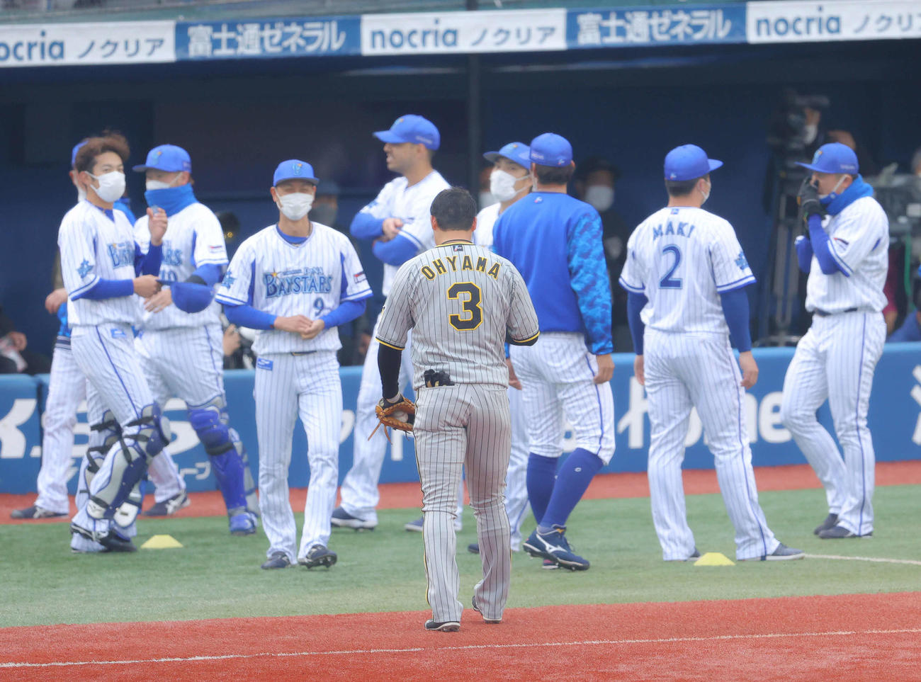 DeNA対阪神　試合前、DeNAの選手たちにあいさつする阪神大山（撮影・河田真司）