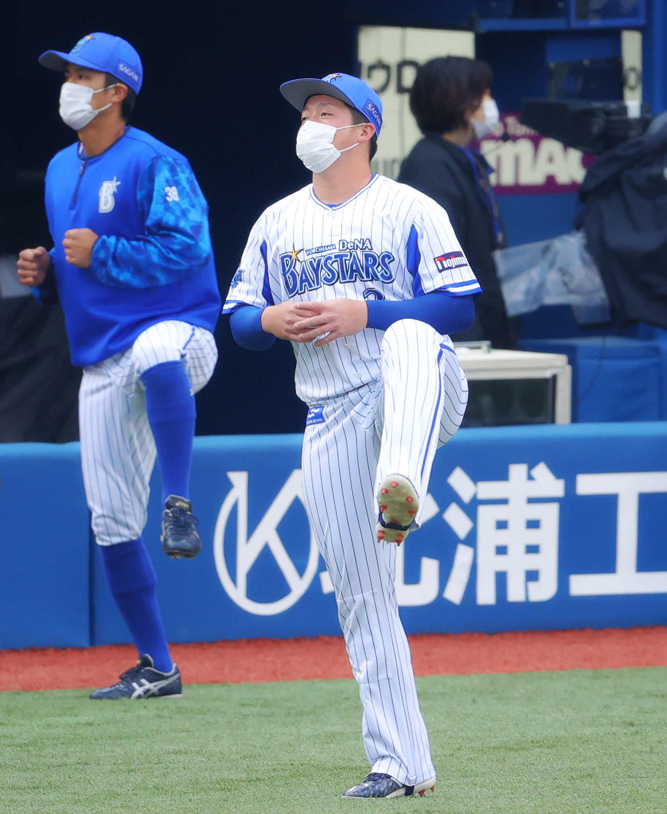 DeNA対阪神　試合前、ウオーミングアップするDeNA牧（撮影・河田真司）