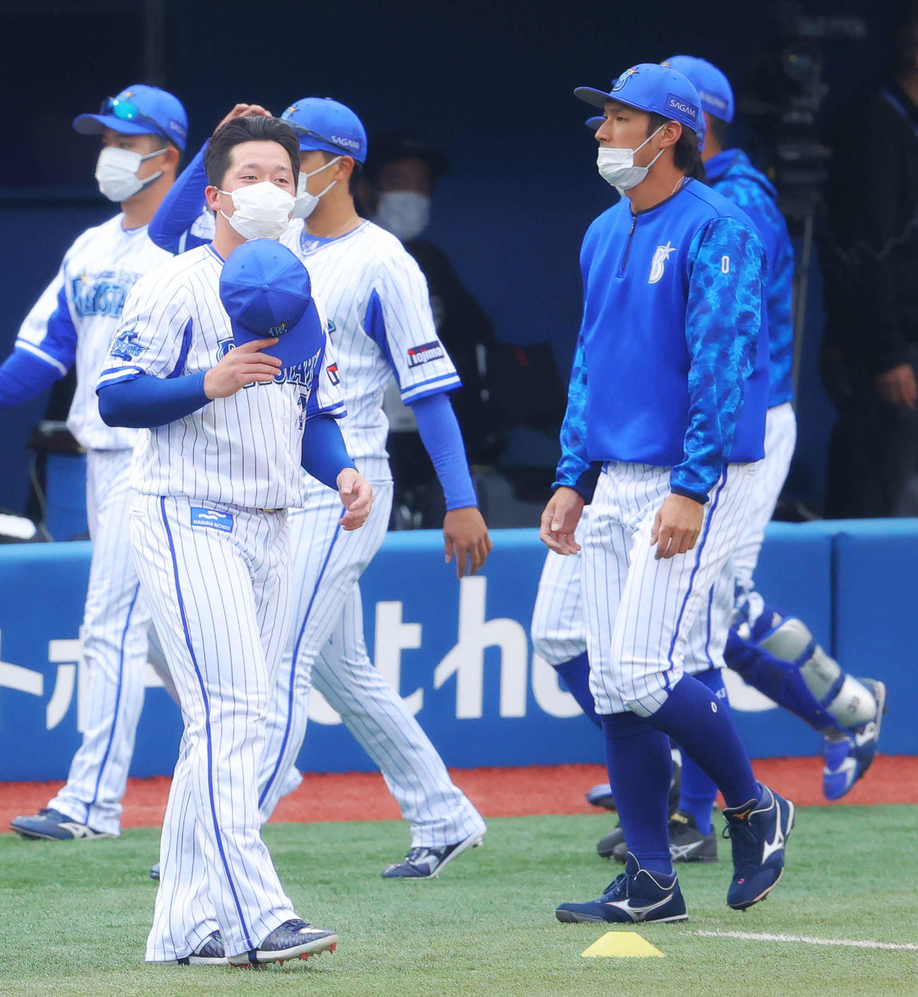 DeNA対阪神　試合前、ウオーミングアップするDeNA牧（左）（撮影・河田真司）
