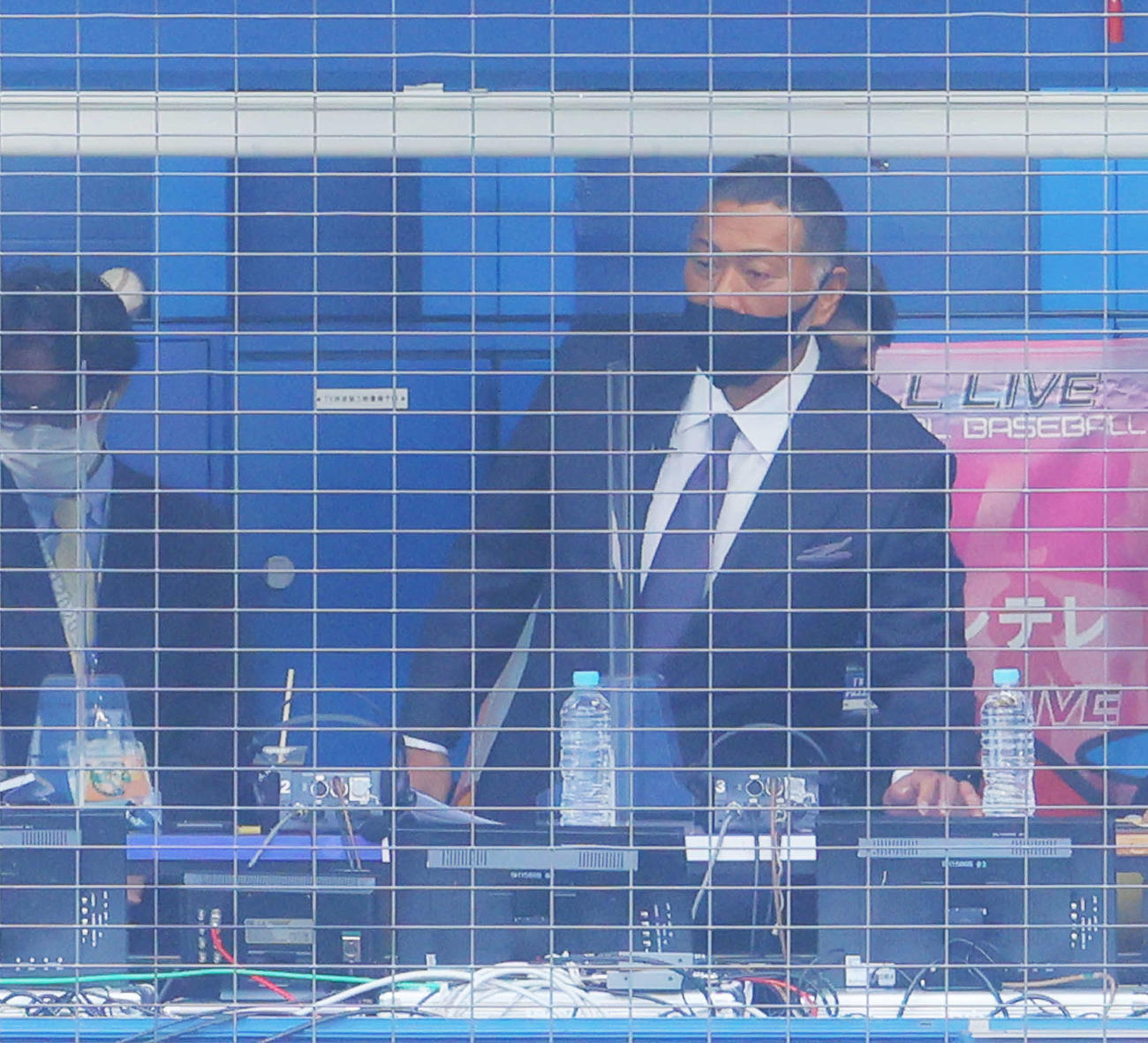 DeNA対阪神　試合前、解説席からグラウンドの様子を見る清原氏（撮影・河田真司）