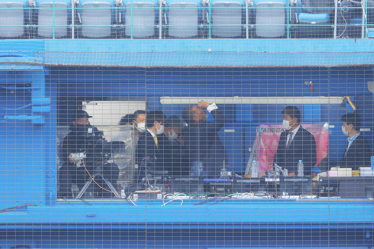 DeNA対阪神　試合前、解説席で目薬を差す清原氏（中央）（撮影・河田真司）