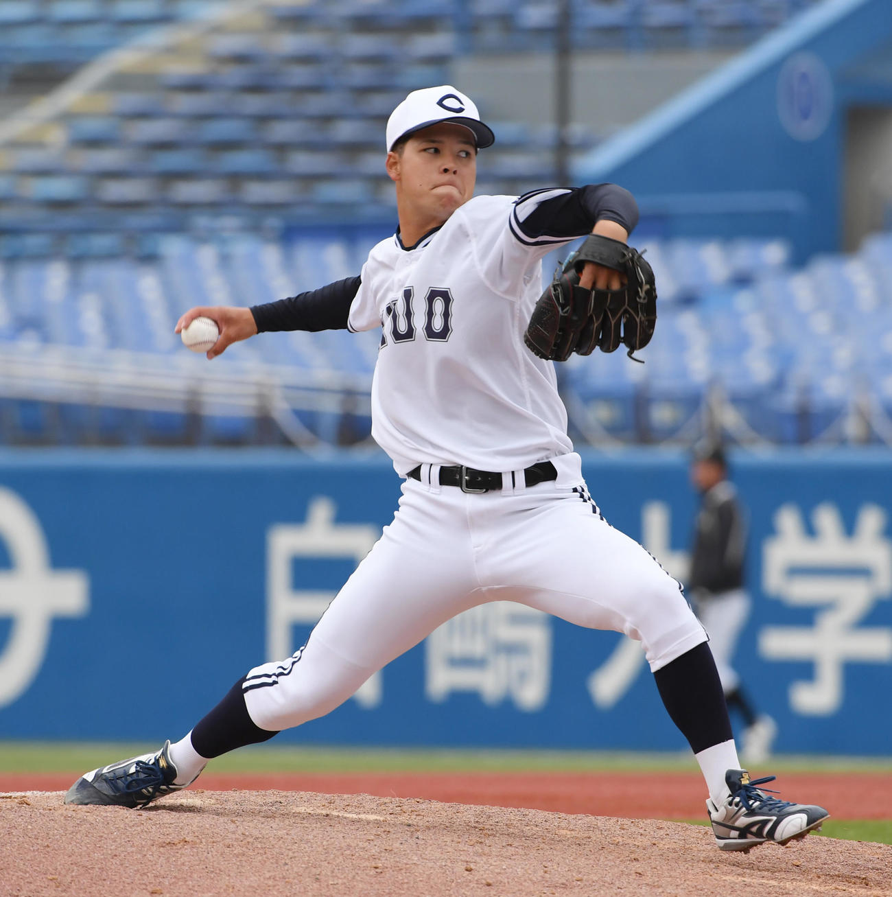 中大対亜大　5回途中から登板し初勝利を挙げた中大・三奈木（撮影・柴田隆二）