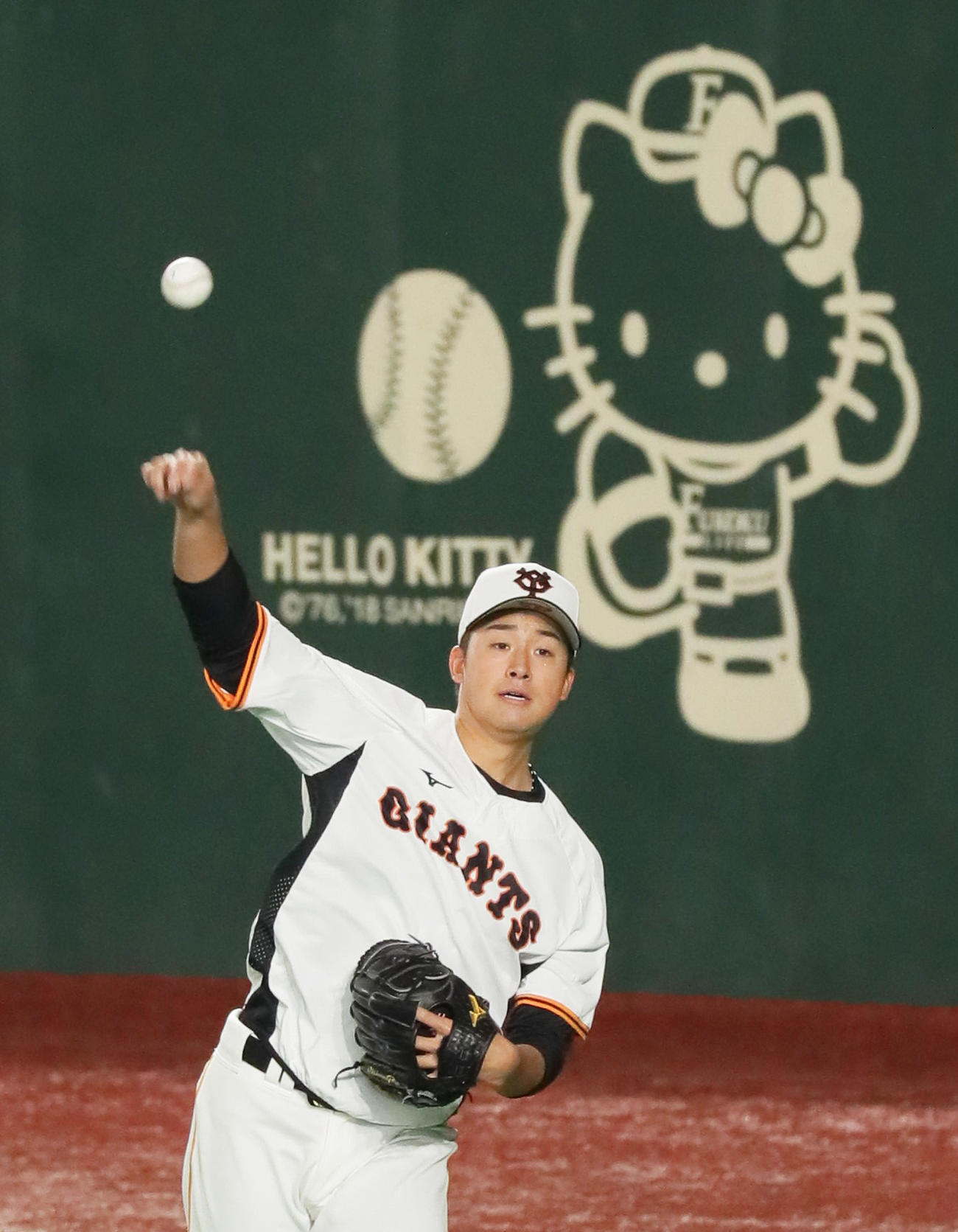 キャッチボールで調整する巨人堀田（撮影・足立雅史）