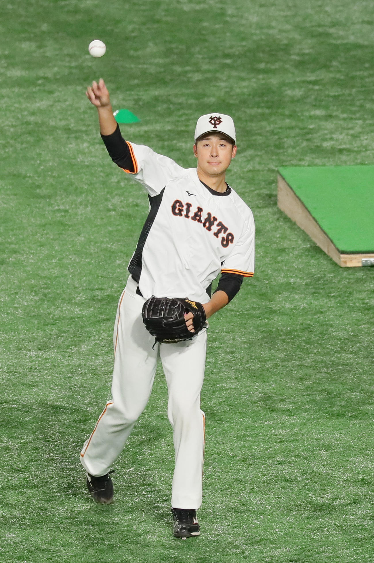 キャッチボールで調整する巨人堀田（撮影・足立雅史）
