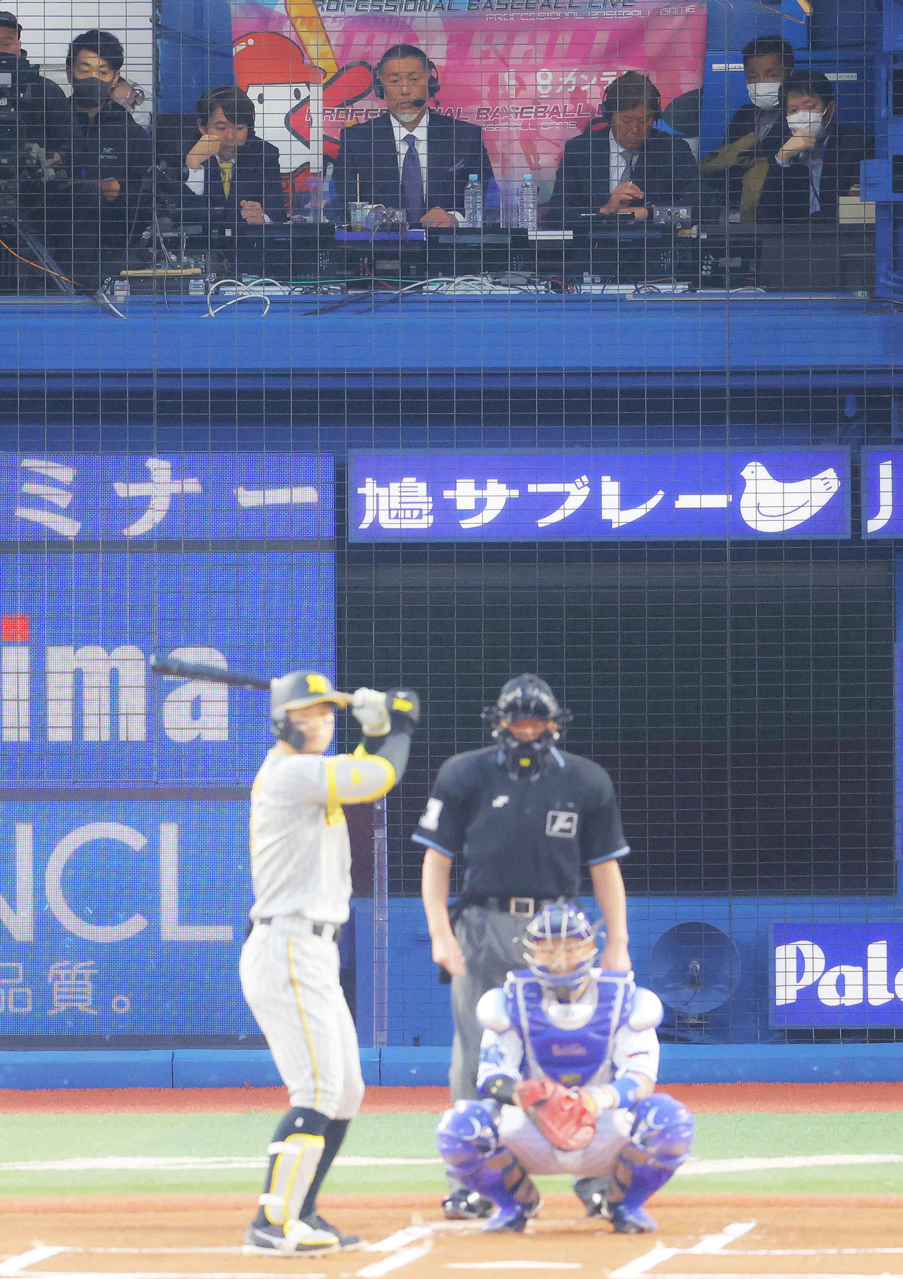 DeNA対阪神　1回表阪神無死二塁、解説席から打席に入る佐藤輝を見る清原氏（後方中央）（撮影・河田真司）