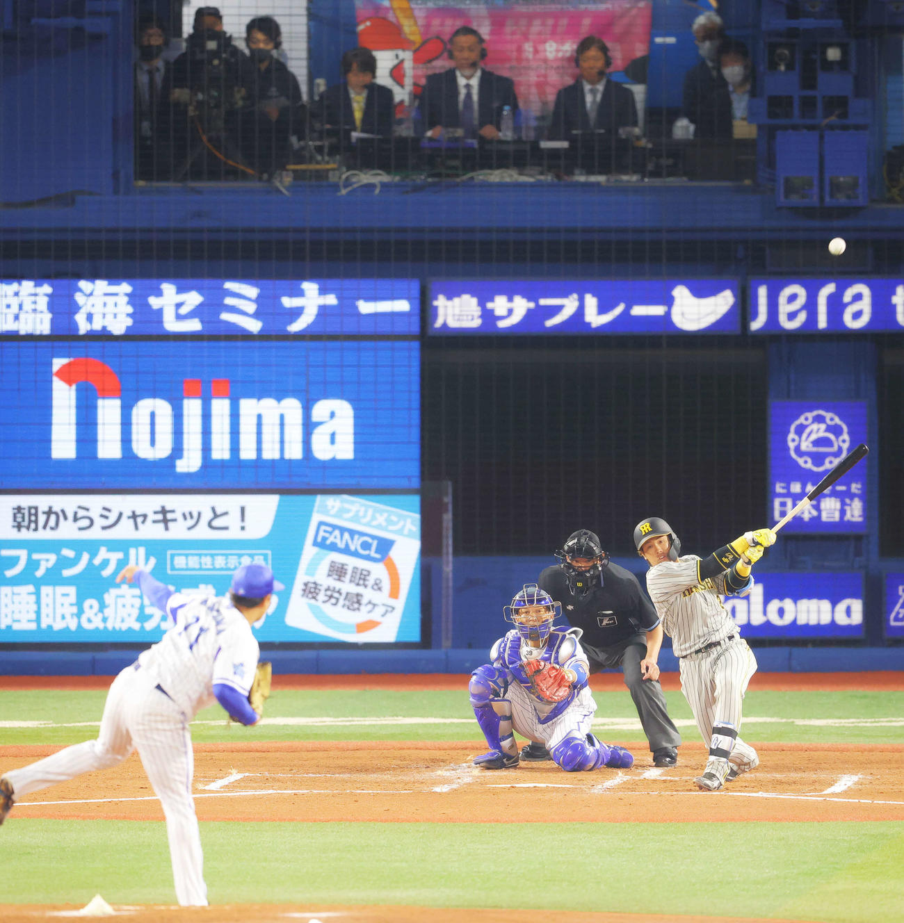 DeNA対阪神　3回表阪神無死、左前打を放つ梅野隆太郎。後方中央は清原氏（撮影・河田真司）