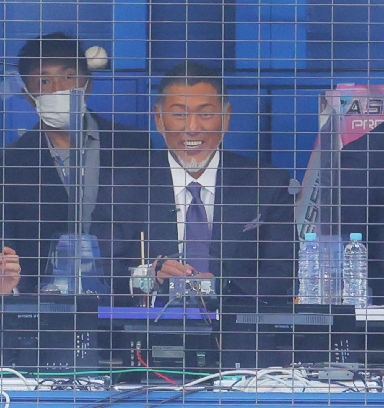 DeNA対阪神　解説席で笑顔を見せる清原氏（撮影・河田真司）
