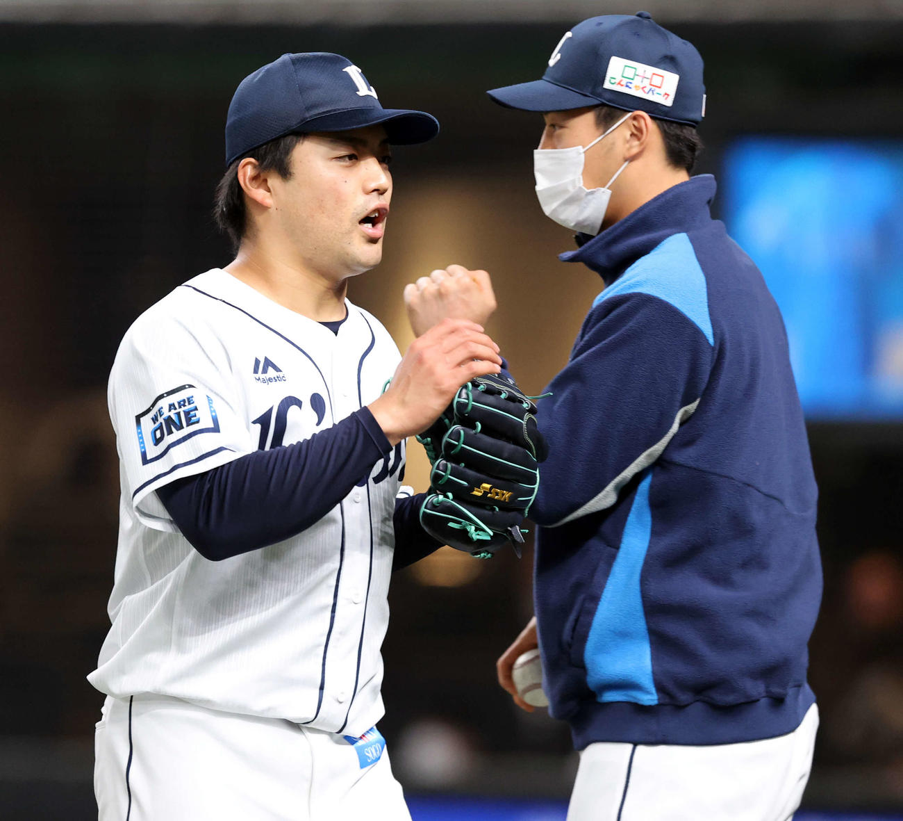 西武対ロッテ　5回表ロッテの攻撃を抑えた松本（左）はナインとハイタッチ（撮影・浅見桂子）
