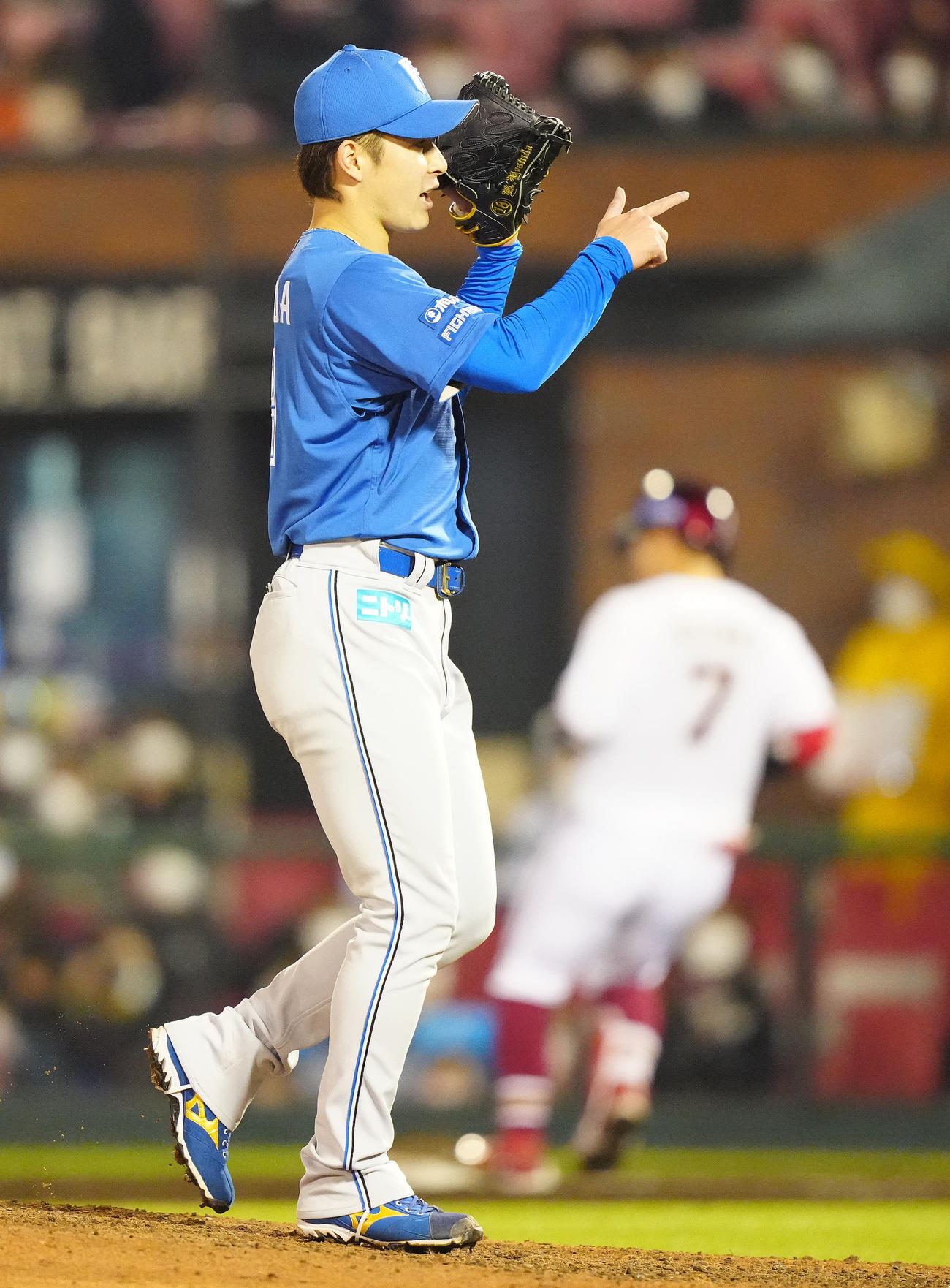 楽天対日本ハム　7回裏楽天1死、鈴木大（後方）を空振り三振に仕留めた吉田（撮影・江口和貴）