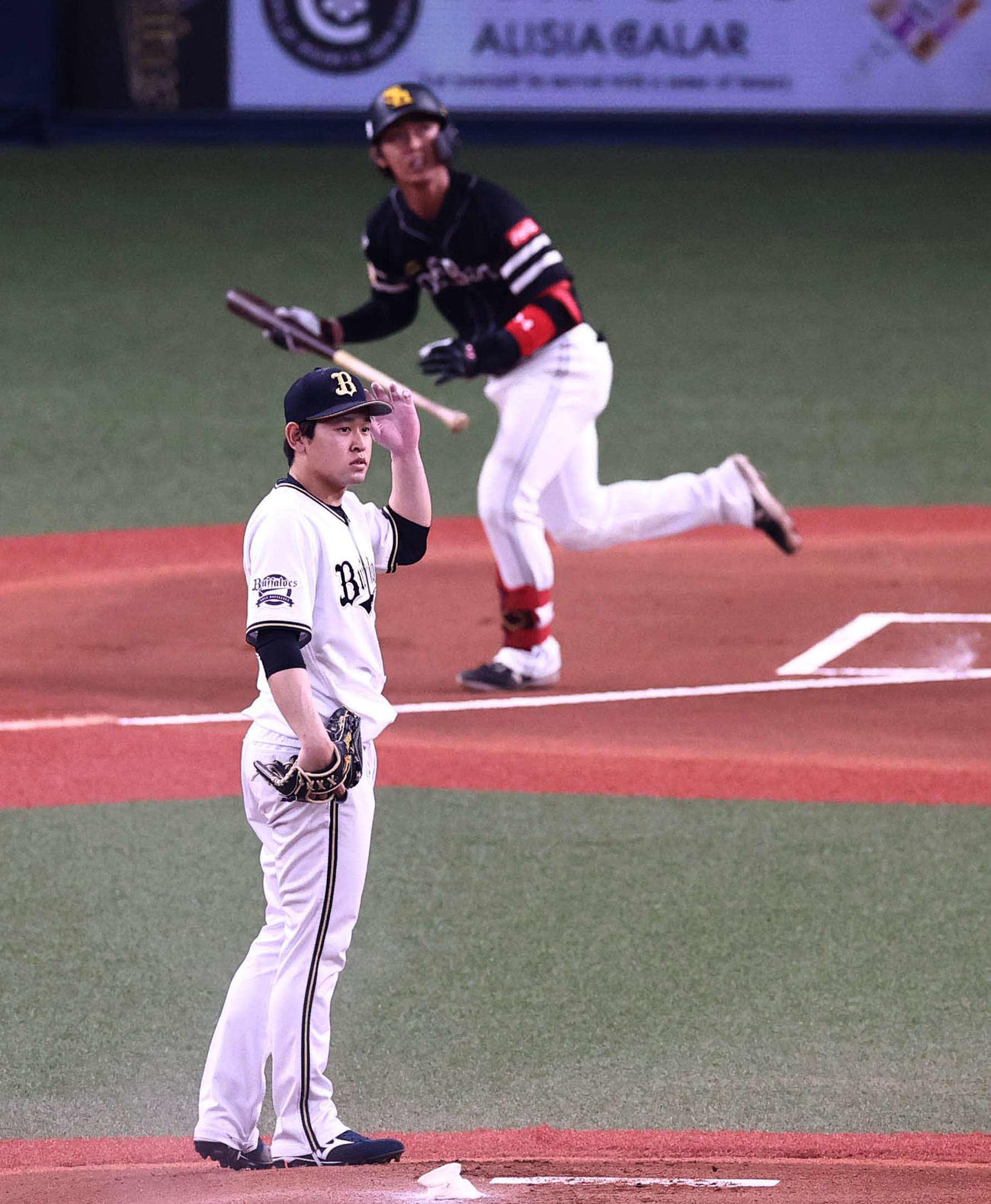 オリックス対ソフトバンク　1回表ソフトバンク1死、今宮（奥）に先制左越えソロ本塁打を浴びる宮城（撮影・上田博志）