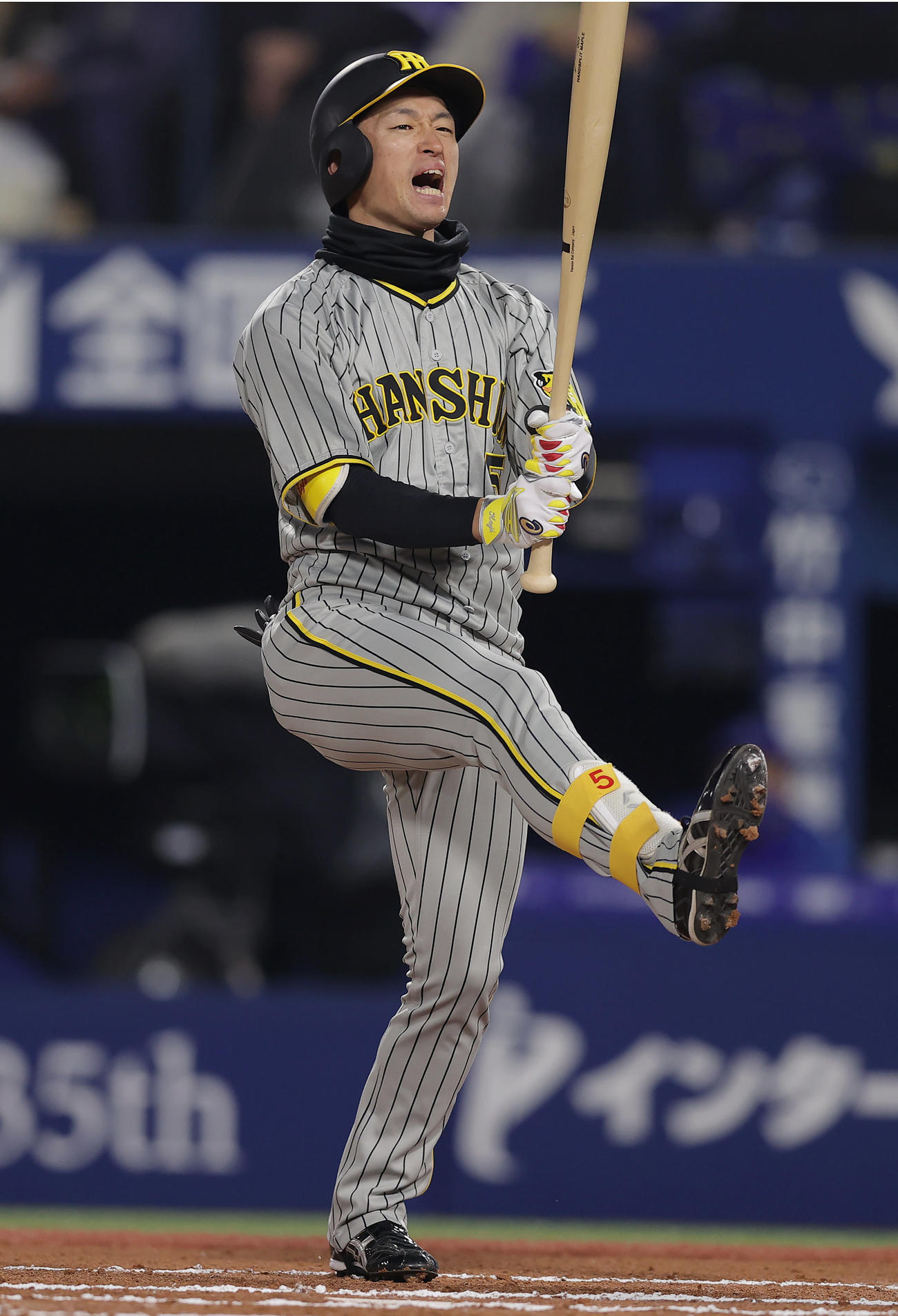 DeNA対阪神　6回表阪神無死一塁、空振り三振に倒れる近本（撮影・前田充）